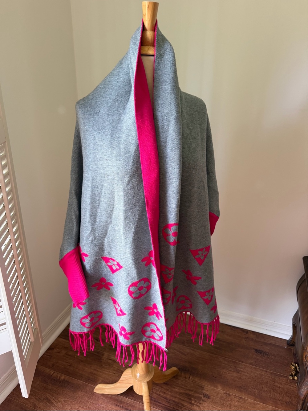 Odiva reversible Gray & Hot Pink Logo Fringe Wrap Shawl with sleeves one size.